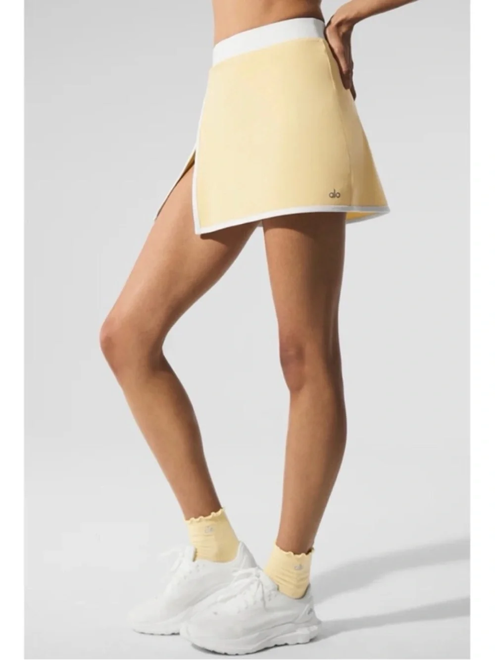 Alo Yoga Airbrush Streamlined Skirt Warm Butter/ White NWT Small